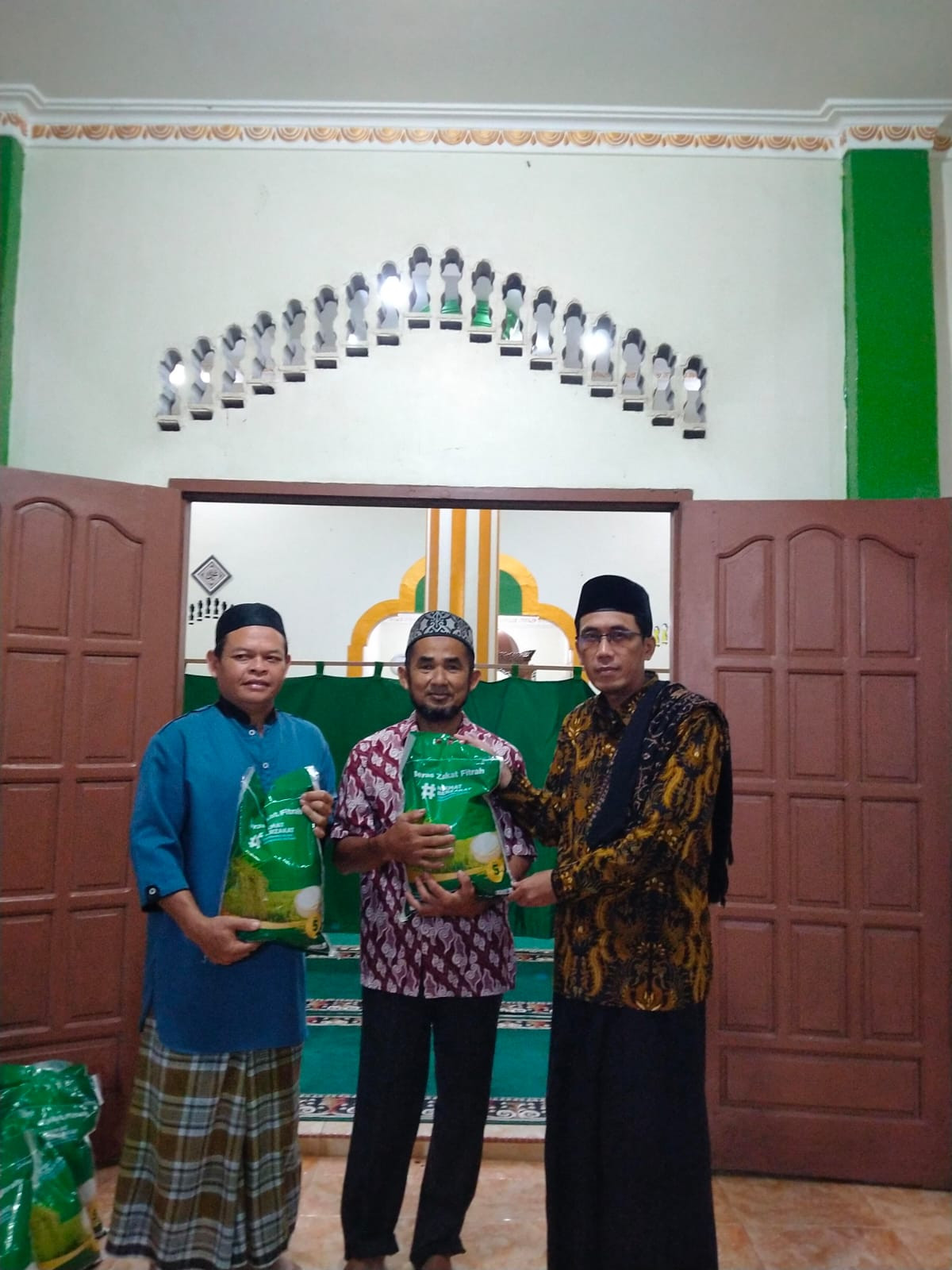 Penyerahan Beras Zakat Fitrah Oleh Pengurus BAZNAS PROVINSI KEPRI