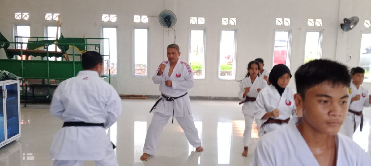 Latihan INKADO Sabuk Hitam dan Sabuk Coklat Untuk Mencetak Atlet Yang Berprestasi Bertempat Di Gedung Anugrah Kencana Pura Rt 02Rw 07 Kelurahan Pinang Kencana