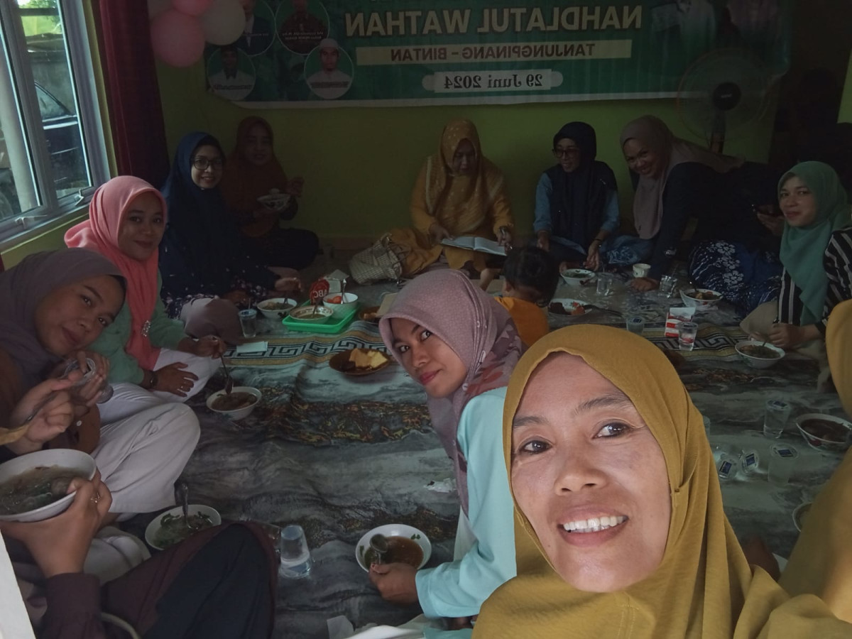 Pertemuan Rutin Bulanan Ibu- ibu Grup Kompang Al Amin untuk Menjaga Kerukunan dan Kekompakan Sesama Grup Kompang Bertempat Di Hang Tuah Kelurahan Pinang Kencana