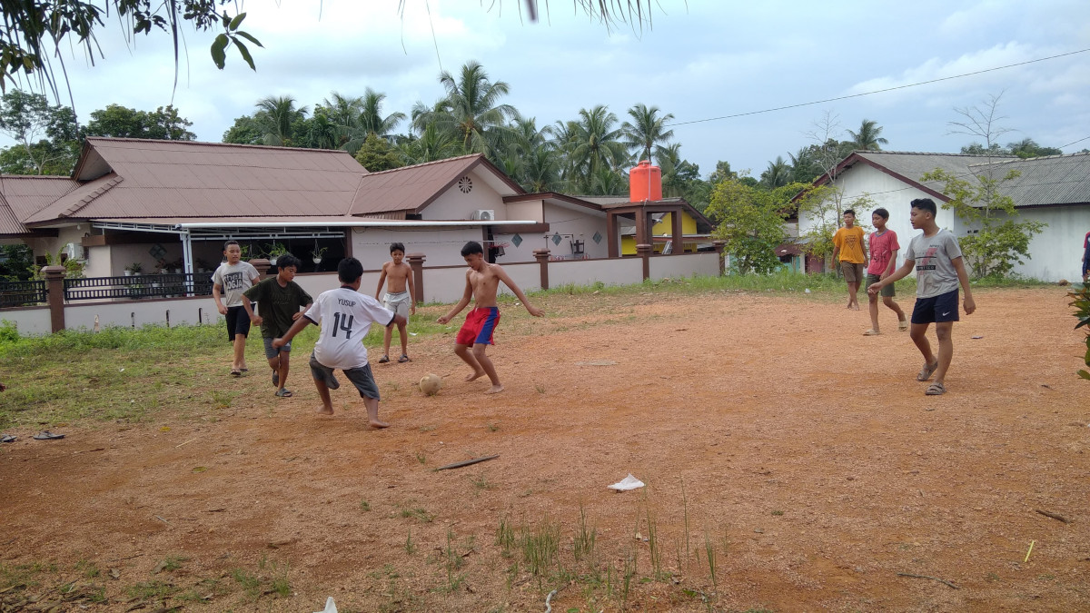 Ketua Kampung KB Abyakta Kelurahan Pinang Kencana Mengajak Kepada Pra Remaja Yg Ada Lingkungan Kampung KB Abyakta Untuk Melestarikan Budaya Permainan Di Kampung  Sekaligus Menjaga Keakraban Sesama Remaja Serta Menjaga Kekompakan Sesama Remaja