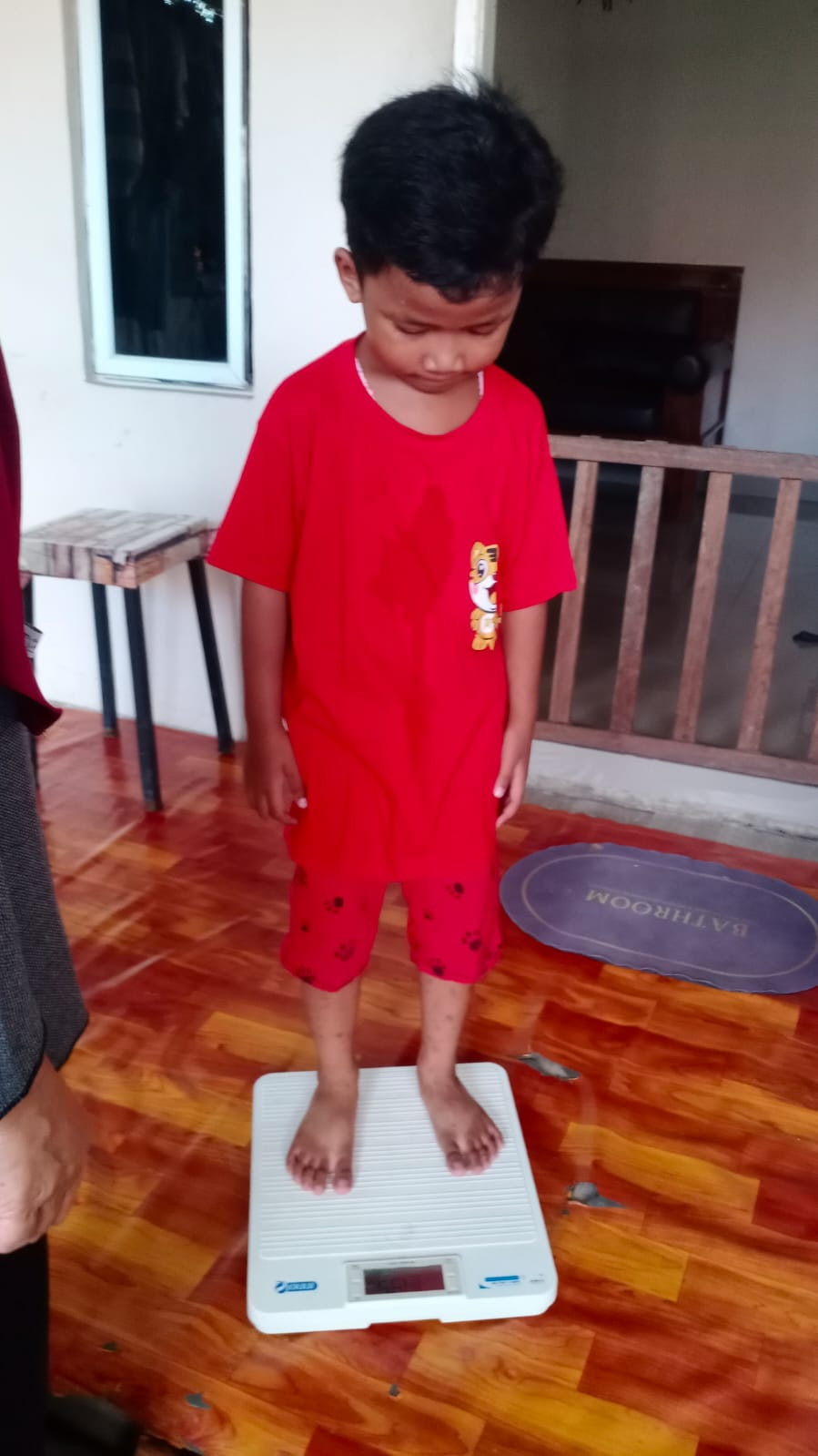 Menimbang Berat Badan Anak