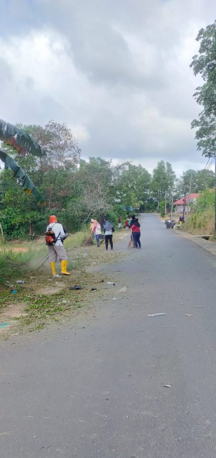 Warga Kampung Karang Rejo Rt 01 Bersama Pra Remaja Dan Remaja Serta Ibu- ibu  Melaksanakan Gotong-royong Untuk Menciptakan Lingkungan yg Bersih, Sehat yg Lebih Harmonis Dan Sejahtera