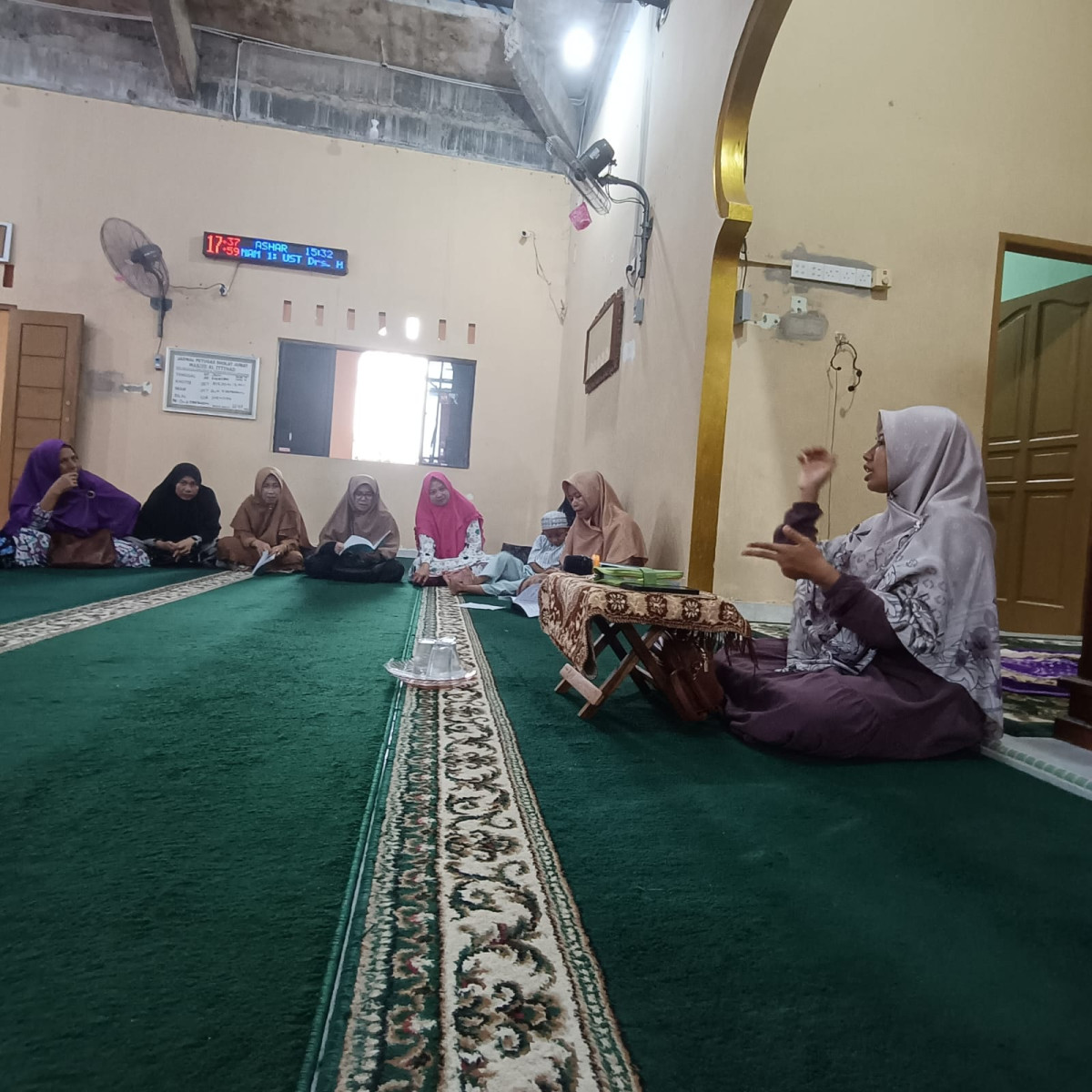 Majelis Ta'lim Ibu-ibu Al Ittihad Mengadakan Pengajian Rutin Untuk Membangun Silaturahmi Dan Ukhuwah Islamiyah Di Antara Ibu-ibu Serta Meningkatkan kualitas Hidup Spiritual Dan Sosial Ibu-ibu