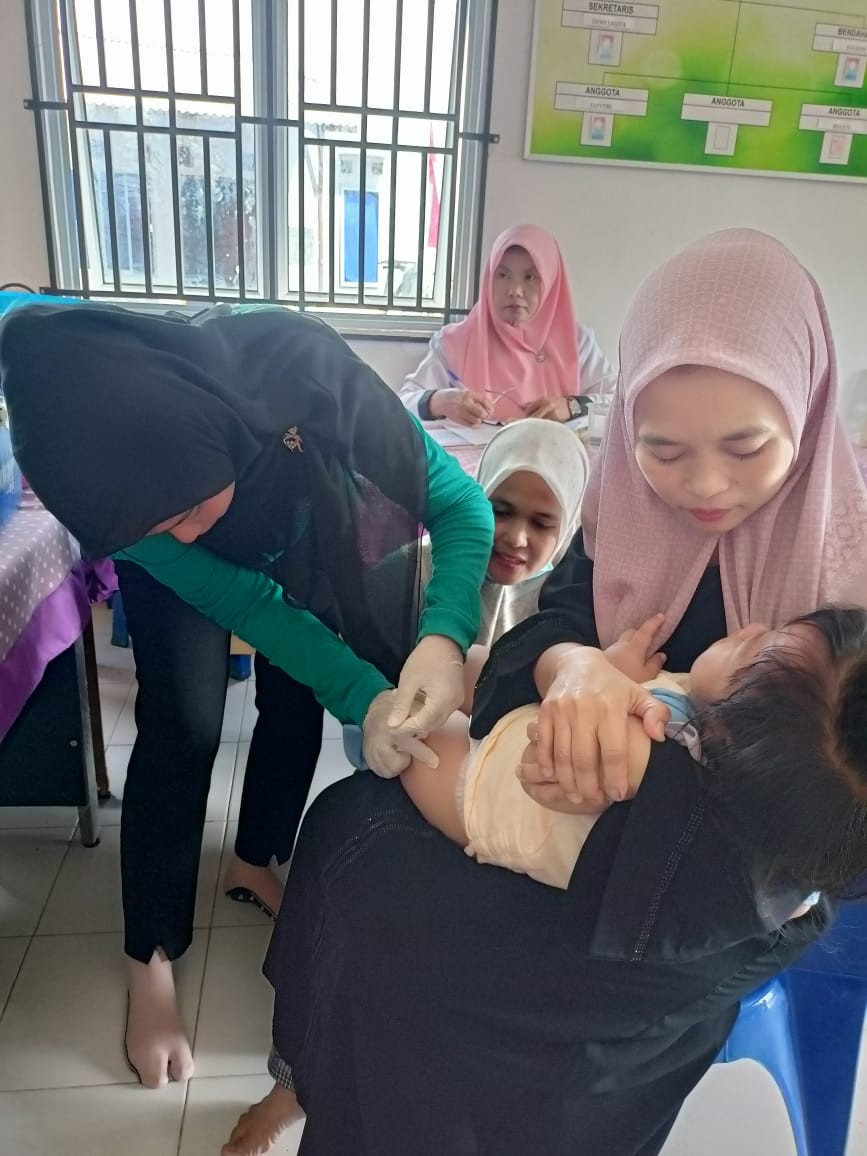 petugas Kesehatan Mengadakan Imunisasi Balita Dan Cek Kesehatan  Untuk Meningkatkan Kekebalan Tubuh anak-anak sbg Mereka Dapat Tumbuh Kembang dg Sehat  Serta Meningkatkan Kualitas Hidup Masyarakat Dan Mencapai Tujuan Pembangunan Kesehatan yg  Lebih Baik