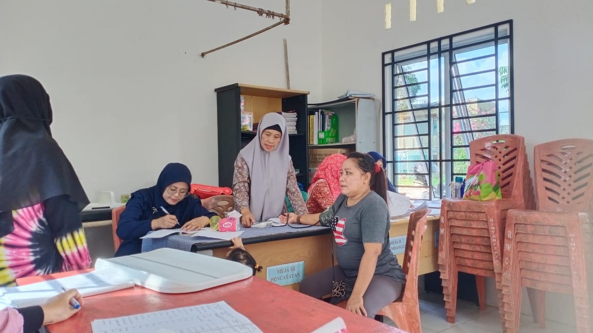 Kader Posyandu Flamboyan Bersama Petugas Kesehatan Melaksanakan Posyandu Integrasi Layanan Primer Agar Masyarakat Lebih Mudah Mengakses Layanan Kesehatan Dan Memperoleh Pelayanan Yg Lebih Konfrehensif Dan Ter Integrasi