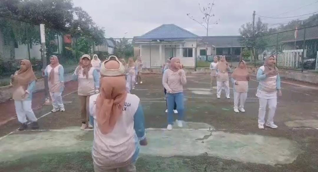 Ibu-ibu Perumahan Bukit Raya Mengadakan Senam Pagi KJS  Untuk Meningkatkan Kesadaran Akan Pentingnya Gaya Hidup Sehat  Dan Pentingnya Olah Raga fisik Dalam Meningkatkan Kualitas Hidup