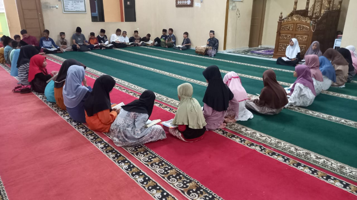Guru TPQ Al Ittihad Mengadakan Didikan Subuh Untuk Membentuk Pribadi Yg Kuat Dan Di Siplin Serta Memiliki Landasan Iman yg Kokoh sehingga Menjadi Generasi yg Berakhlak Mulia