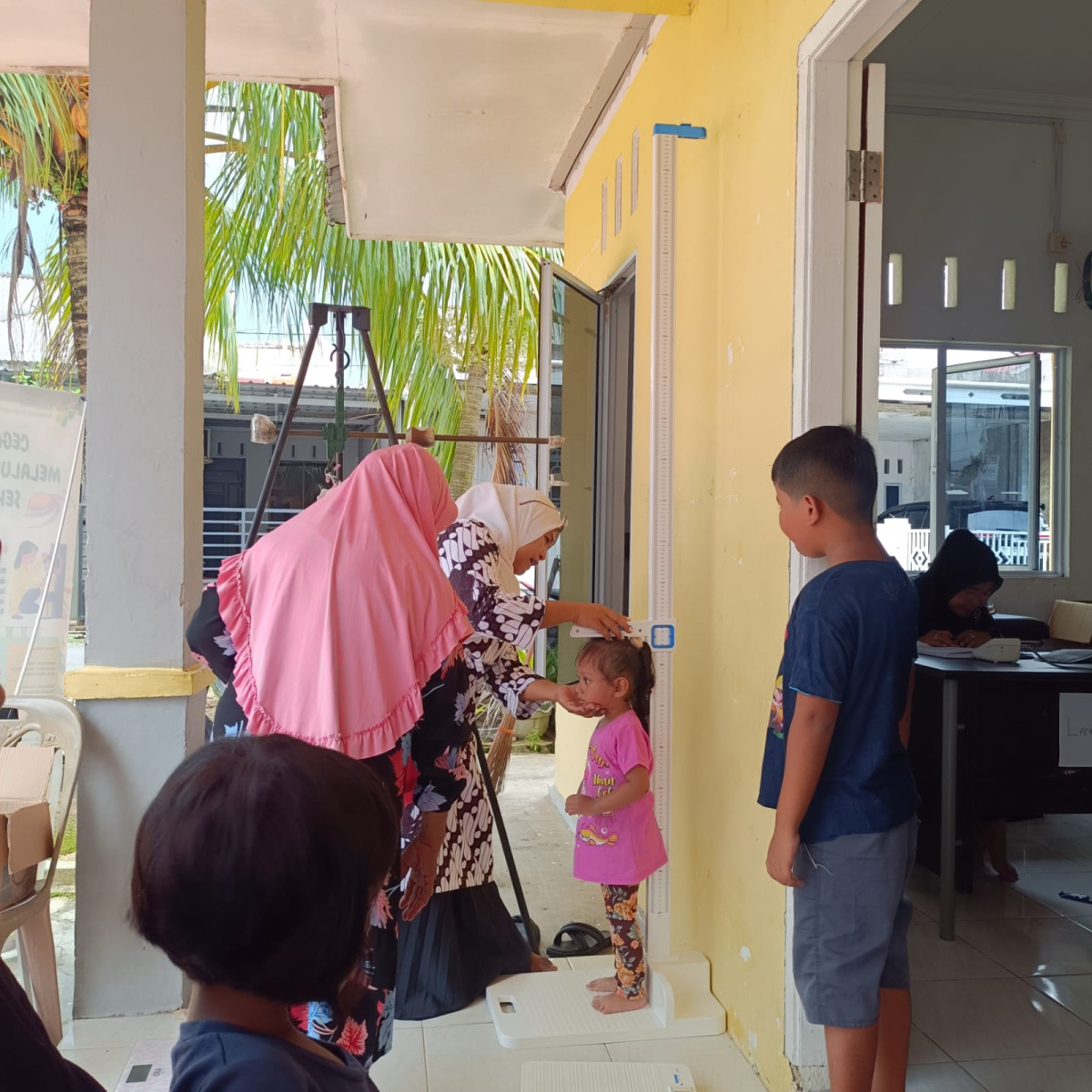 Mengukur Tinggi Badan Dan Menimbang Berat Badan