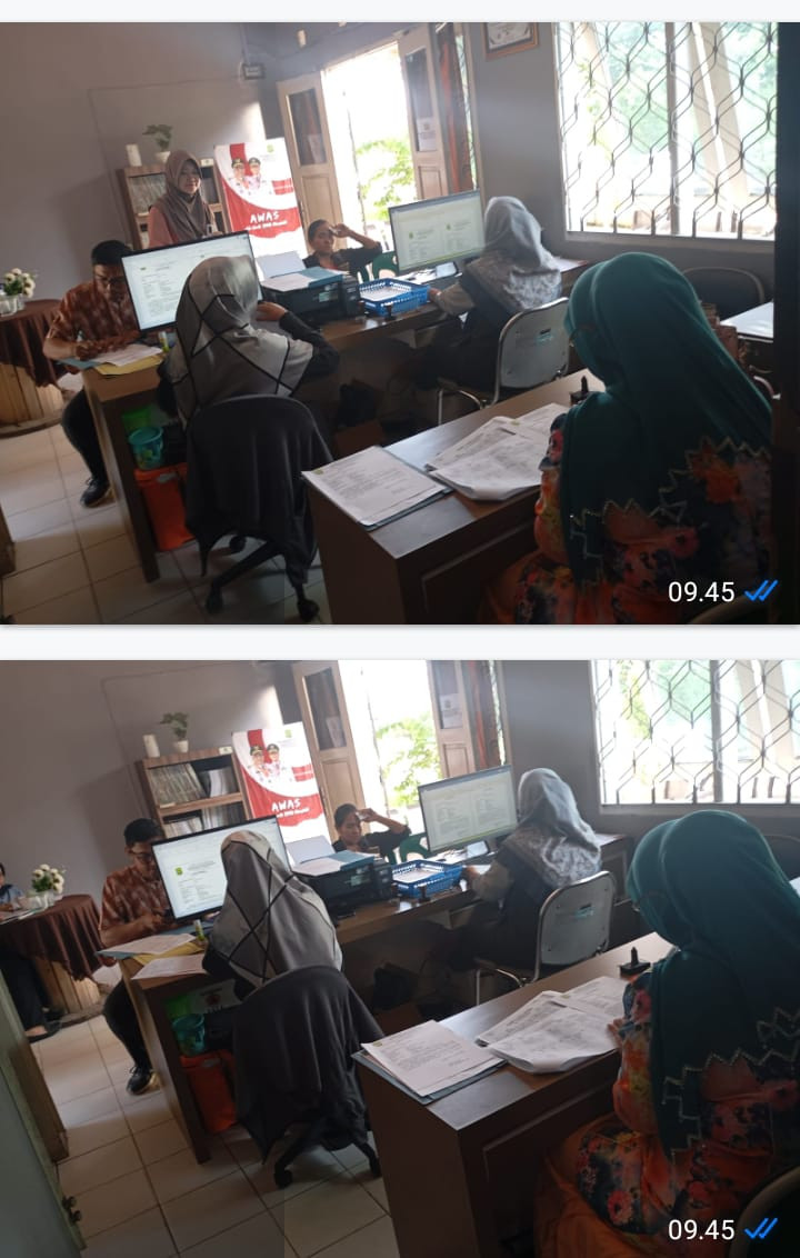 Kelurahan Pinang Kencana Melakukan Layanan Administrasi Kependudukan Untuk Membantu Masyarakat Memenuhi Kebutuhan Administrasi Kependudukan Seperti Layanan Surat Keterangan Belum Pernah Nikah, Pembuatan KTP, Akte Kelahiran, Akte Kematian Dan Lain-lain
