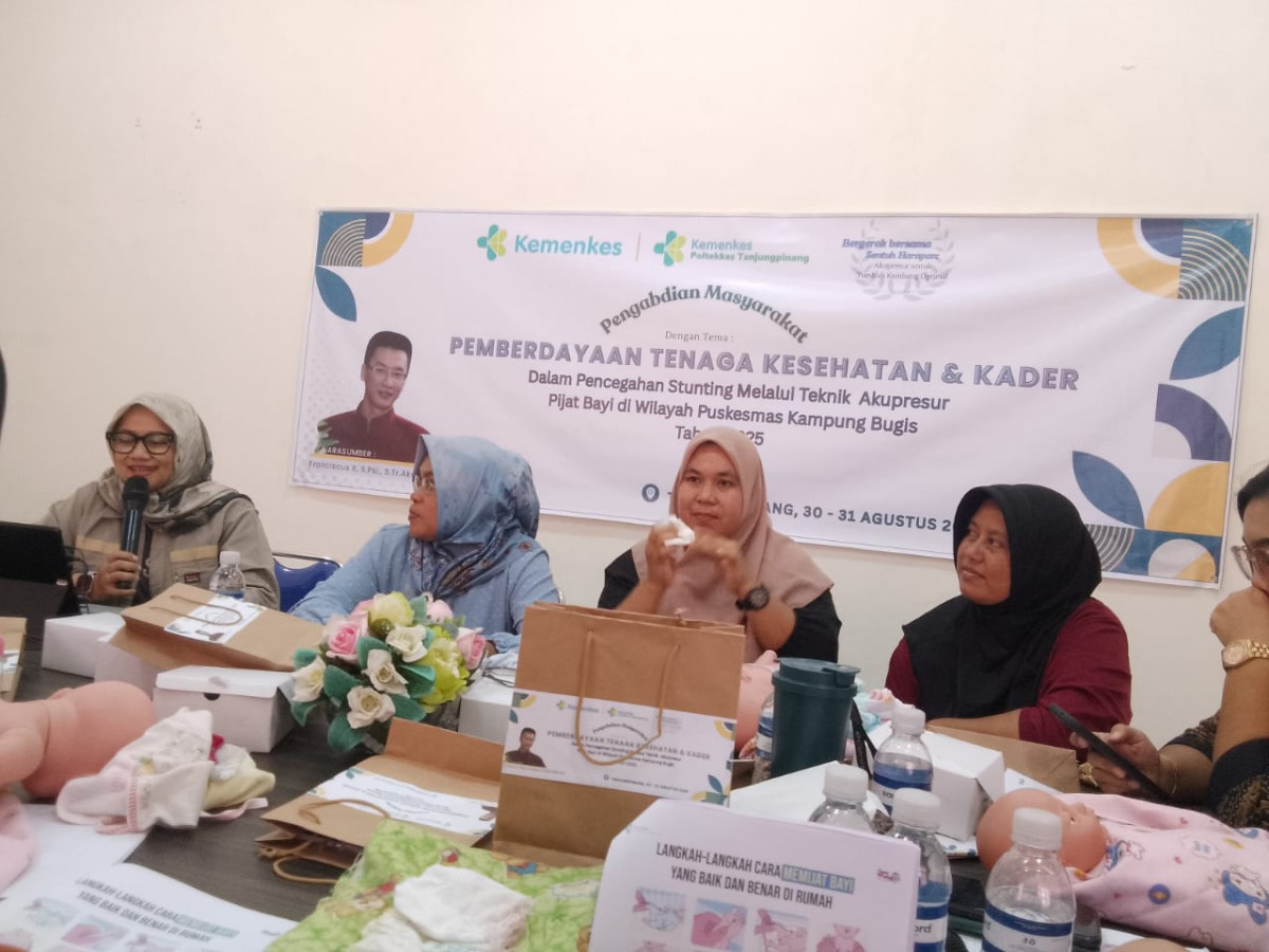 Pemberian materi teknik pemijatan bayi dengan metode akupresur