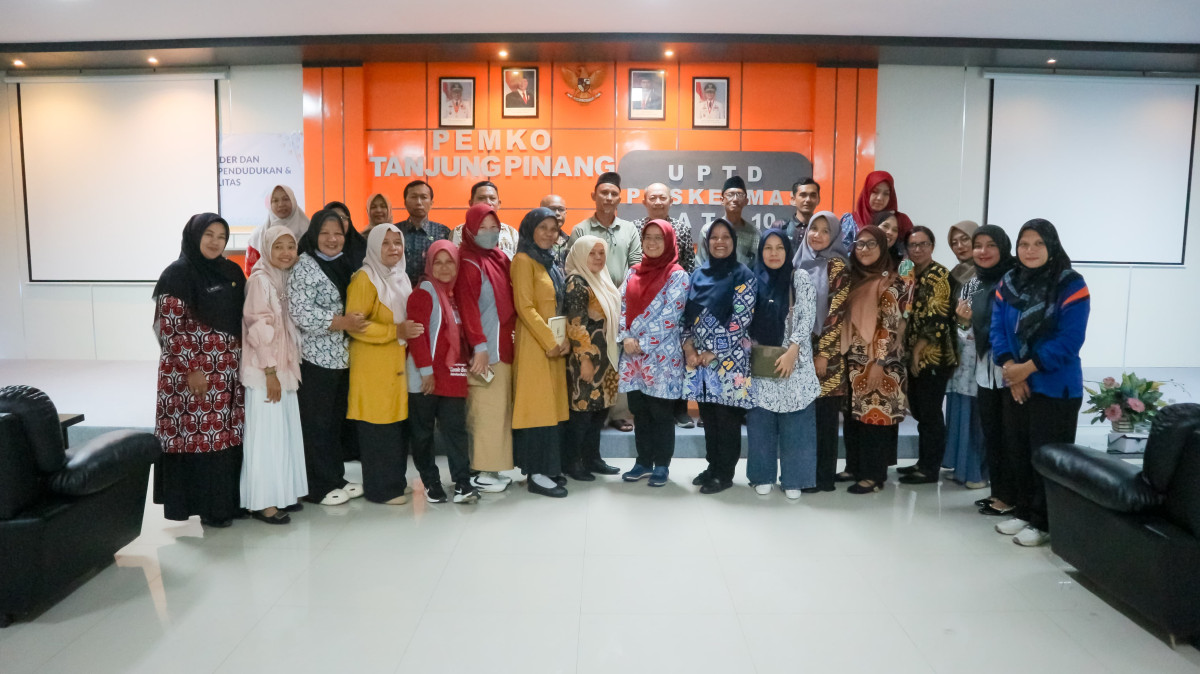 Foto Bersama pengurus Kampung KB dan Narasumber dari BKKBN