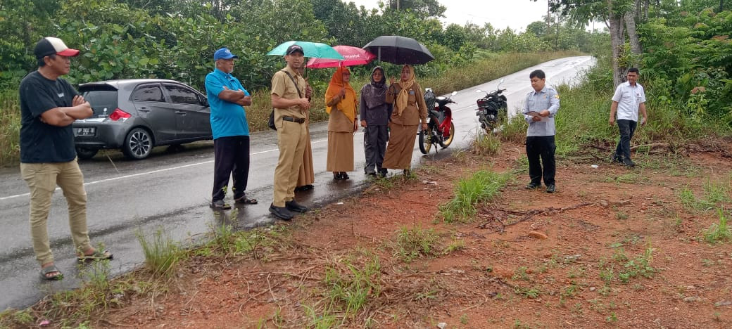 survey di lokasi dalam cuaca hujan
