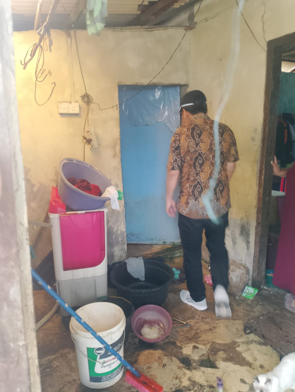 perwakilan dari kementerian memeriksa langsung wc warga