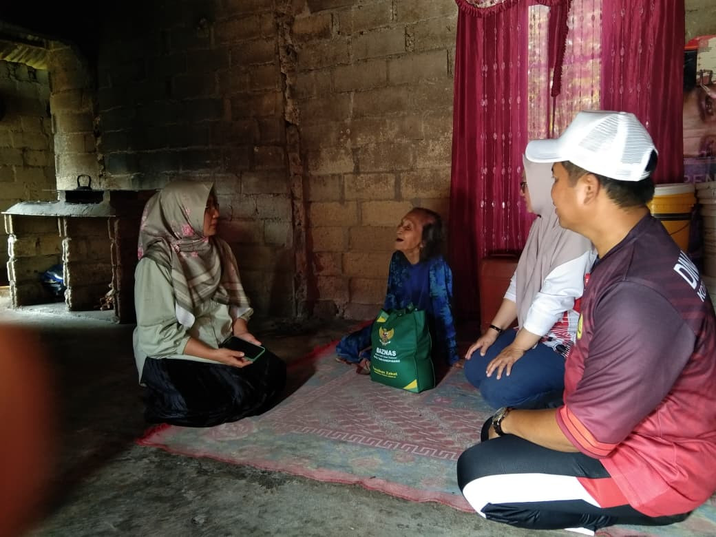 Pemberian Bansos Dari Dinas Sosial Kota Tanjungpinang Untuk Lansia