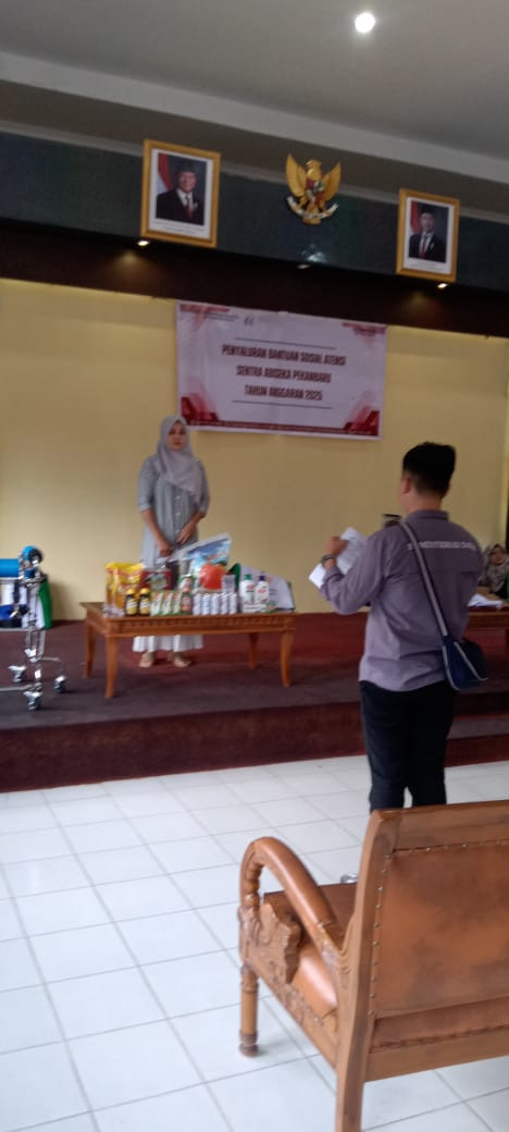 Perwakilan dari pihak keluarga yang mengambil bantuan