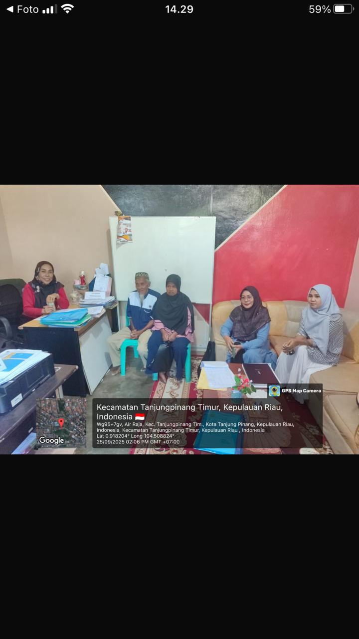 Perwakilan dari kampung KB Sukses yang mendamping lansia ke dinas sosial