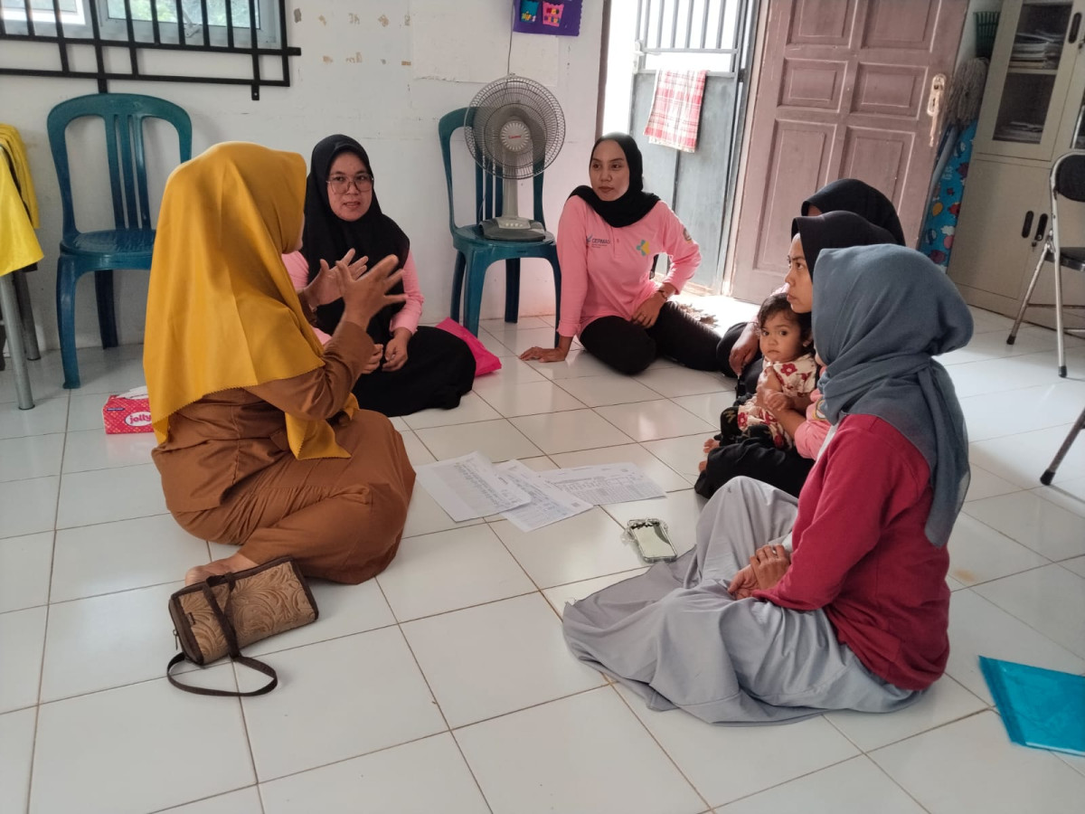 Monitoring dan Bimbingan Untuk Kader Oleh Bidan Puskesmas Kampung Bugis Kampuung KB Sukses