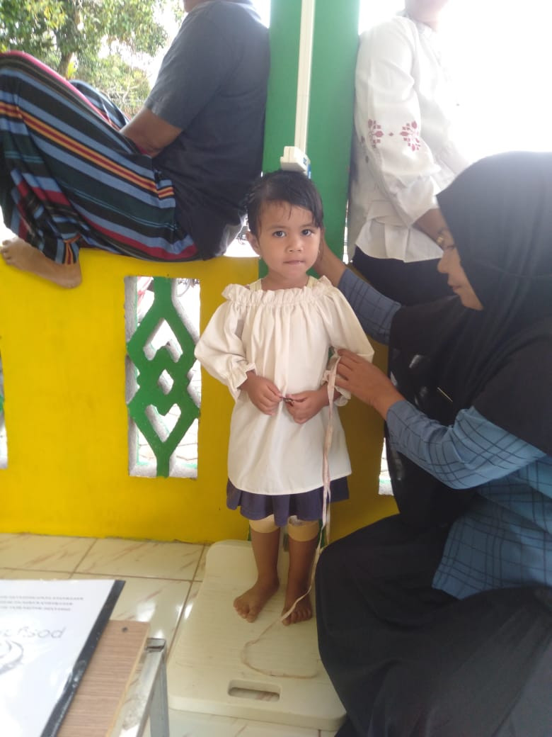 kader melakukan pengukuran tinggi badan balita