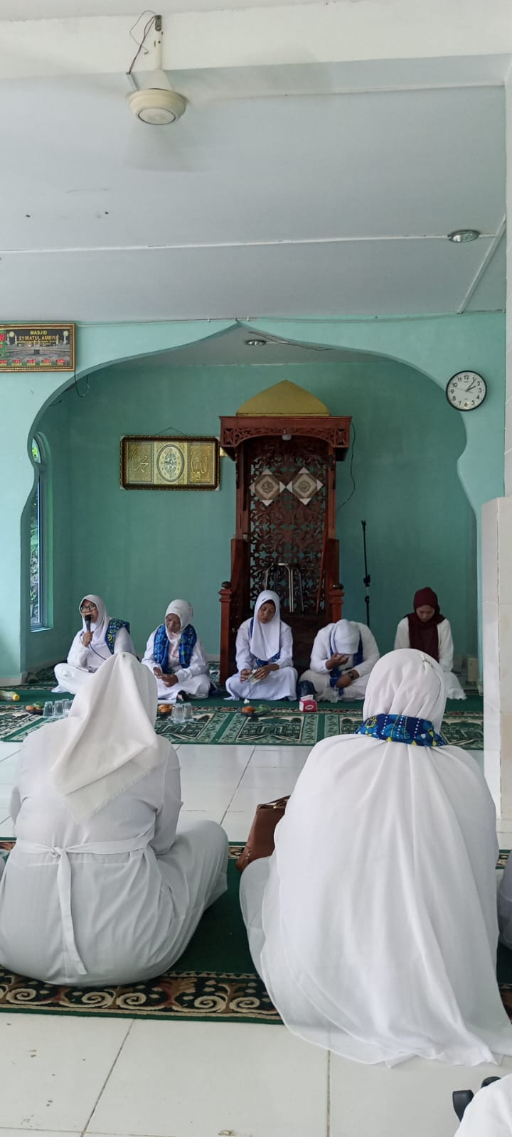 Mendengar kan ceramah oleh ustazah