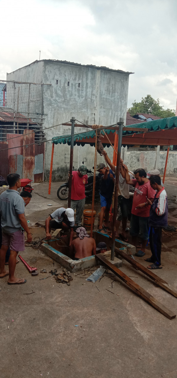 Proses pengangkatan mesin pompa air sumur bor