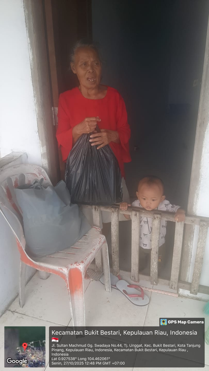 Pemberian sembako kepada balita