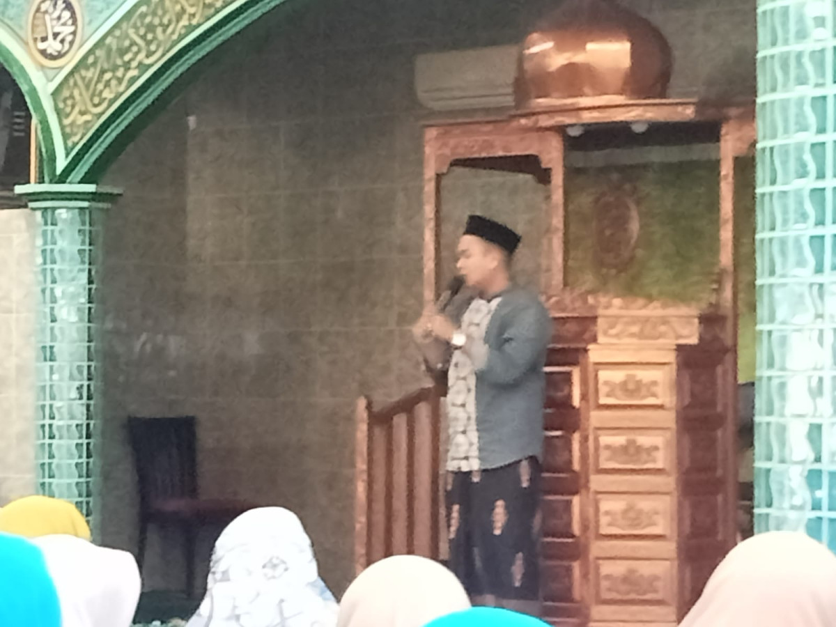 Mendengarkan tausiyah dari ustadz