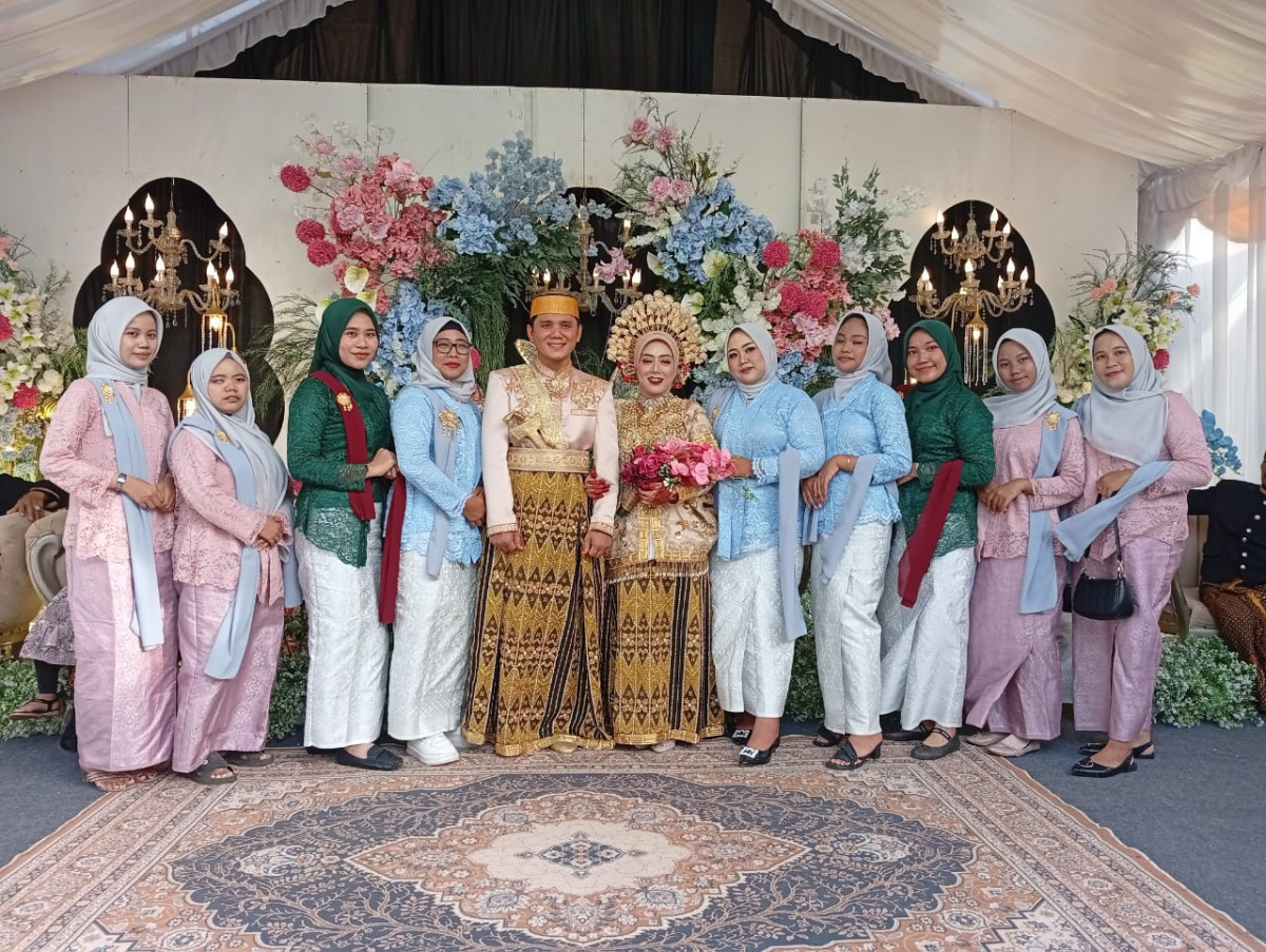 Menghadiri pernikahan warga