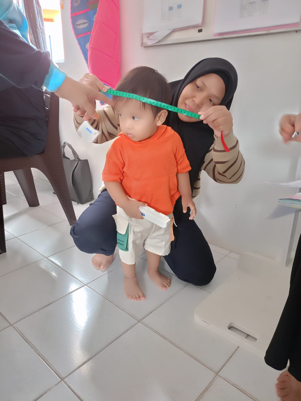 Mengukur lingkar kepala balita