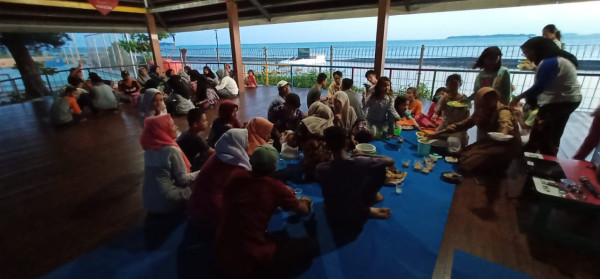 Buka bersama setelah acara posyandu ramah remaja