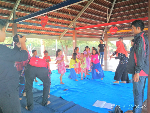 Bermain permainan edukasi