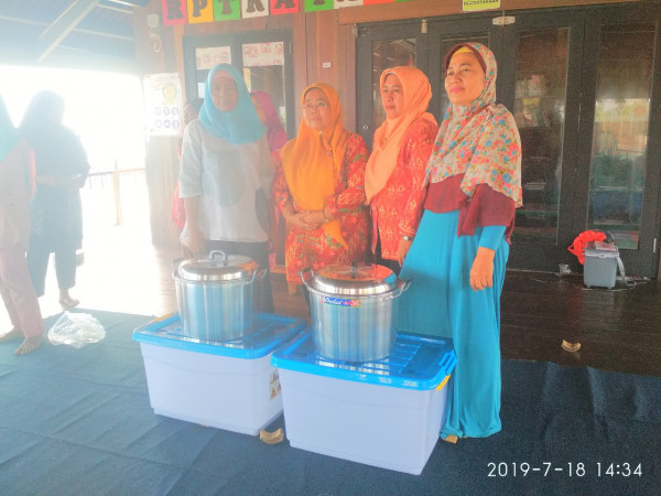 Pembagian alat masak kepada peserta