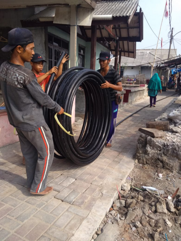 Pemasangan pipa swro di wilayah kelurahan pulau panggang