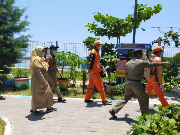 Para petugas puskesmas dan kelurahan pulau panggang