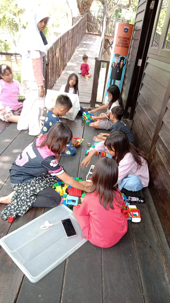 ANAK-ANAK BERMAIN LEGO