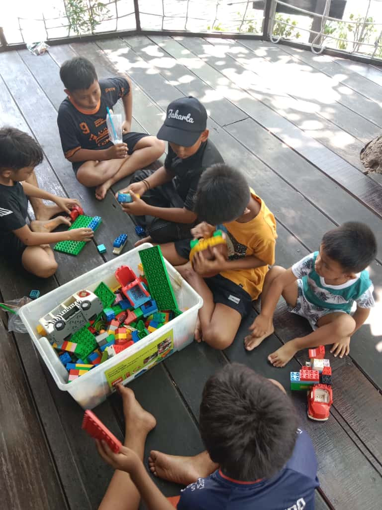 ANAK-ANAK BERMAIN LEGO