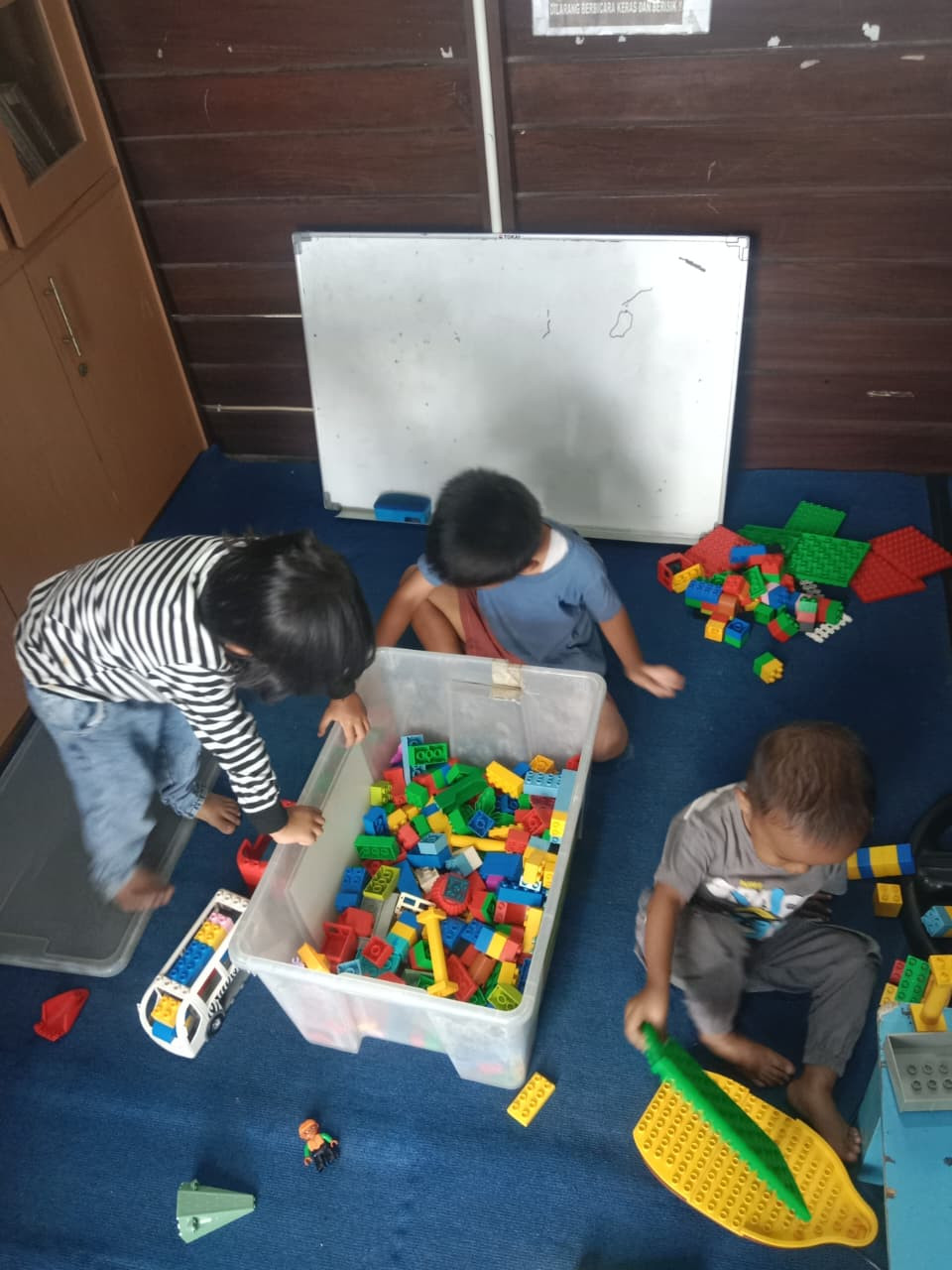 MONITORING ANAK-ANAK BERMAIN LEGO