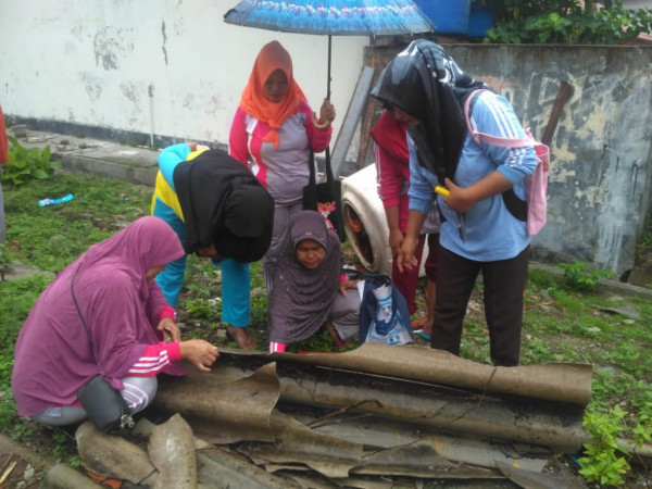 membersihkan sampah 