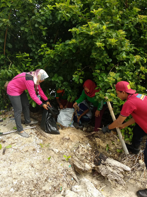 memungut sampah bersama pkk dan damkar 