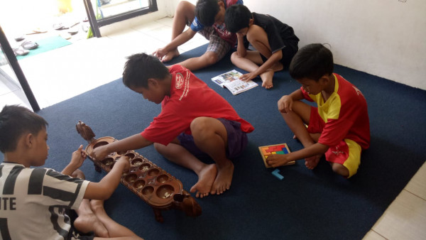 Bermain permainan tradisional, menyusun Puzzle dan membaca buku