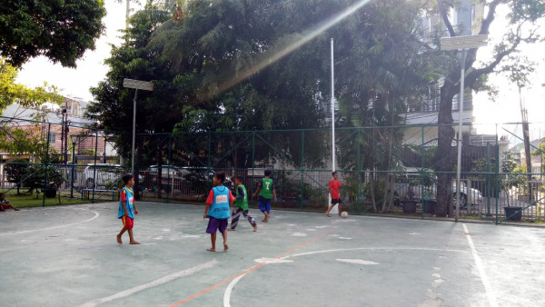 Anak anak bermain bola futsal