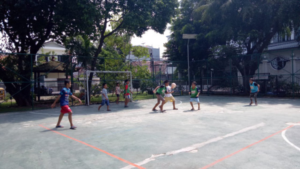 Bermain futsal anak anak