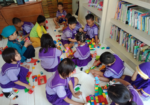 Bermain Lego anak anak Paud Aster V