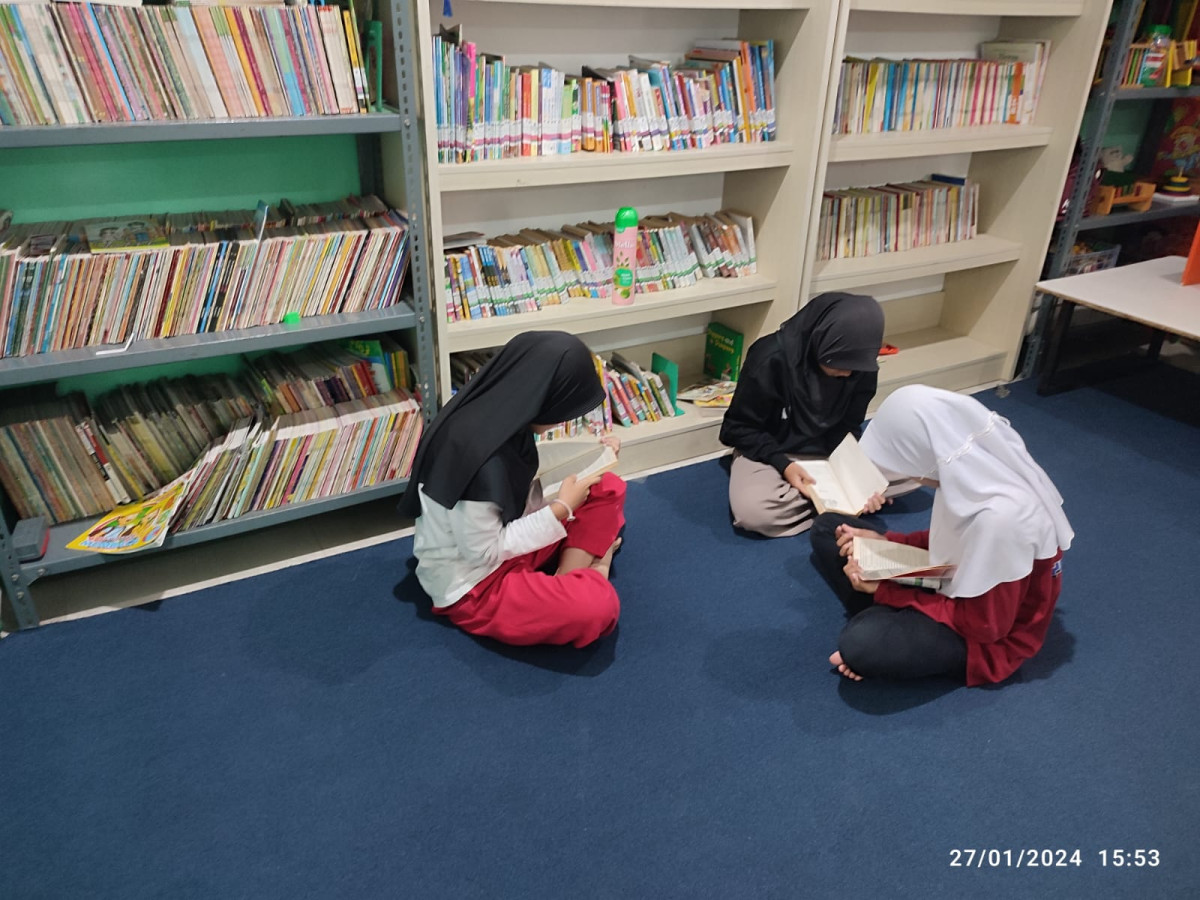 Anak anak warga kelurahan Cideng sedang membaca buku