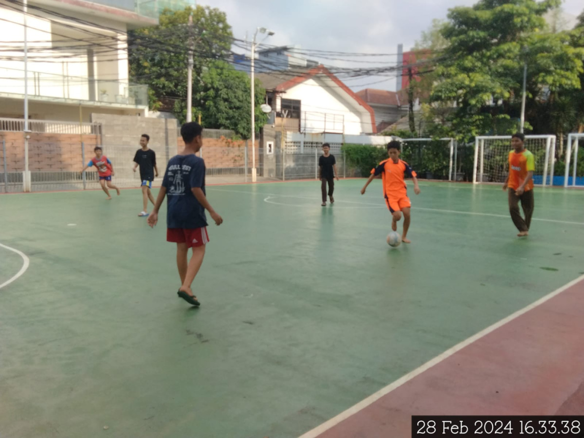 Anak anak dari Petojo Utara sedang bermain futsal