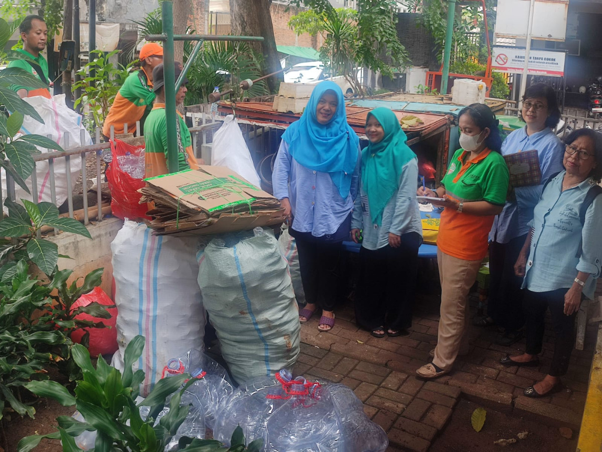 Penimbangan Bank Sampah RW.005 Kel.Cideng di RPTRA Kenanga Cideng di monitoring oleh Ibu Desi ( Sudin LH Kec Gambir )