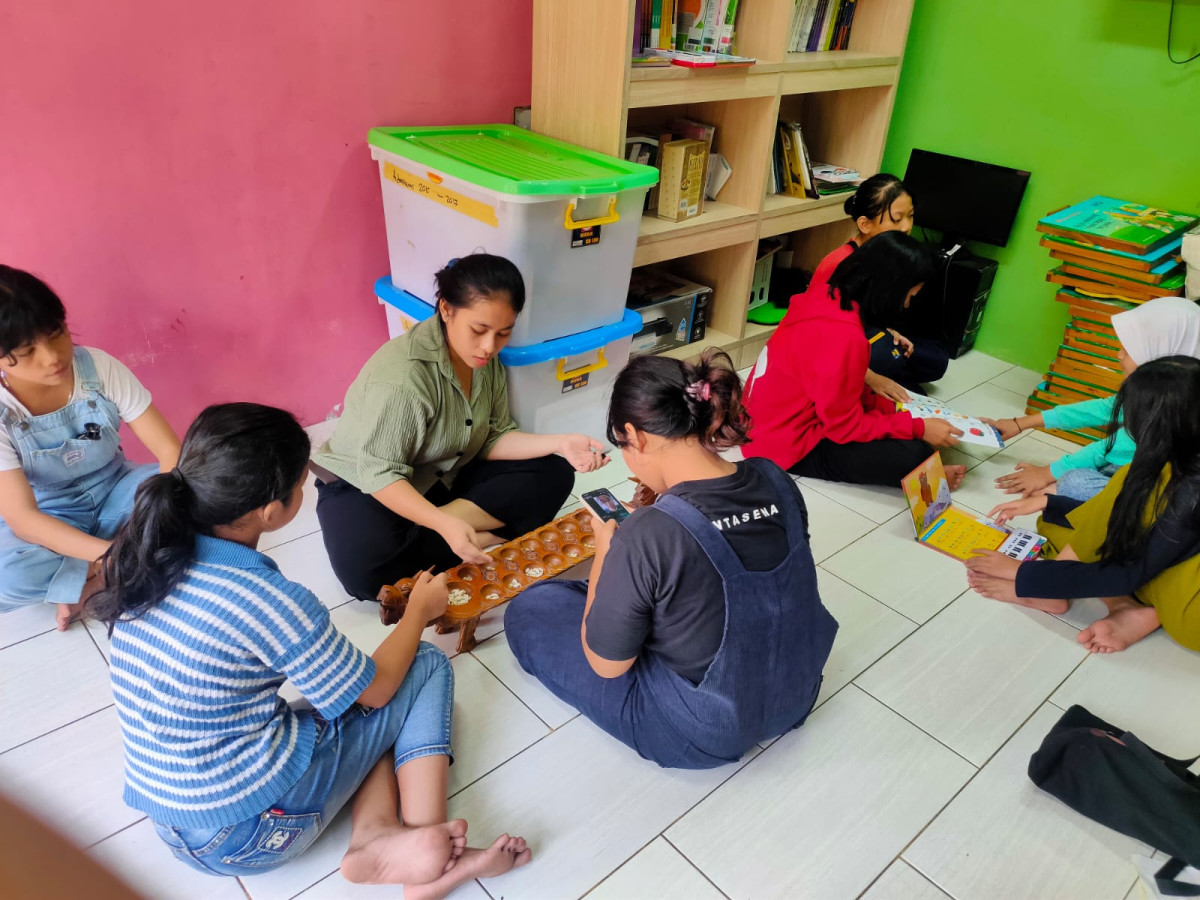 Anak-anak RW 05 bermain bersama di Perpustakaan RPTRA Kenanga