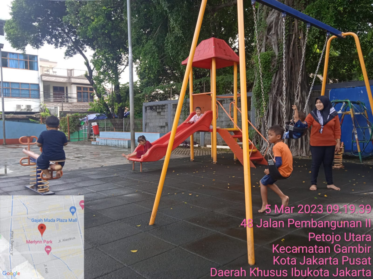 Suasana pada pagi hari anak-anak bermain di area playground yang didampingi oleh orang tuanya
