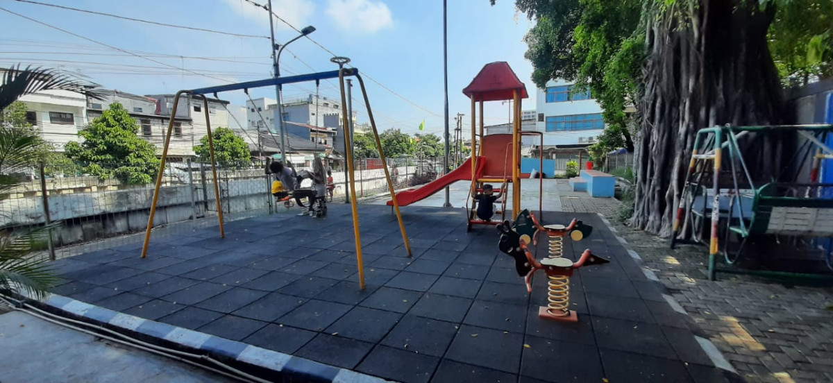 Keseruan anak-anak bermain di area playground yang didampingi oleh orang tuanya