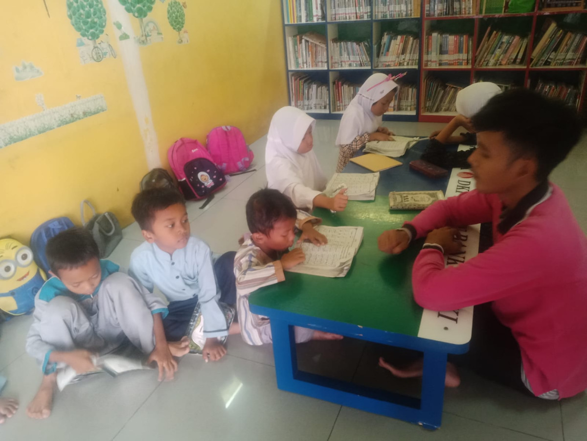 Giat anak-anak sekitar RPTRA Flamboyan Kejora mengaji belajar membaca iqro bersama pengelola