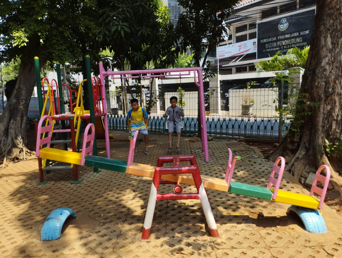 Bermain di area playground